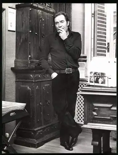 Fotografie Ugo Tognazzi, Schauspieler posiert lässig rauchend in seinem Haus, Grossformat 21 x 27cm
