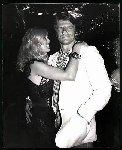 Fotografie Schauspielerin Alana Stewart im Arm von Ernest Thompson, Grossformat 21 x 25cm