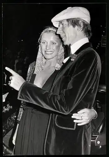 Fotografie Schauspielerin Barbara Trentham und Schauspieler Jeremy Lloyd zur Premiere des Films: Rollerball, 17 x 25cm