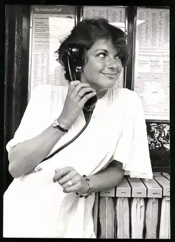 Fotografie britische Schauspielerin Mary Tamm in einer Telefonzelle, Grossformat 18 x 25cm
