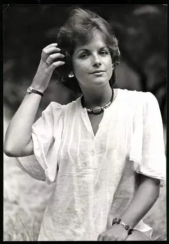 Fotografie junge Schauspielerin Mary Tamm im weissen Kleid mit Schmuck, Grossformat 18 x 25cm