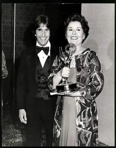 Fotografie Schauspiler Henry Winkler und Sada Thompson mit dem Emmy für die Serie: Eine amerikanische Familie, 1970