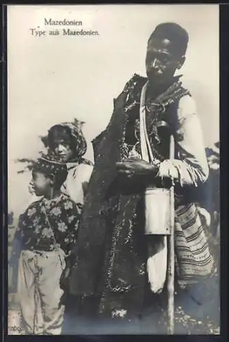 AK Vater mit zwei Kindern unterwegs, Typ aus Mazedonien