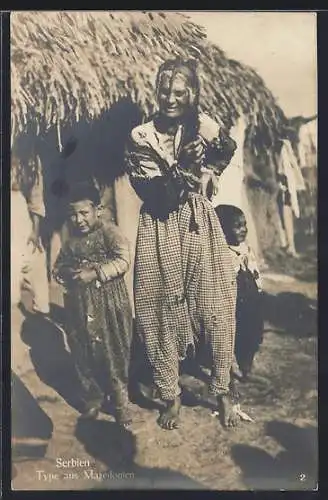 AK Mazedonien, Zigeunerweib mit Kindern vor ihrer Hütte