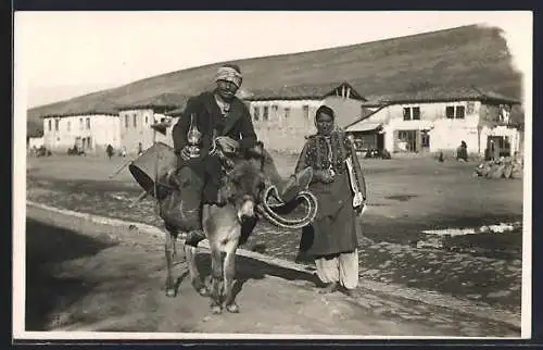 AK Sinti und Roma / Zigeunerpaar mit einem Esel