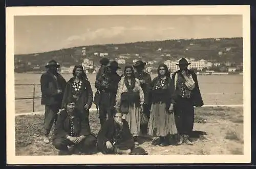AK Sinti und Roma / Zigeunerfamilie an einem Ufer