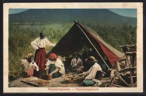AK Wanderzigeuner, Sinti und Roma sitzen vor ihrem Zelt