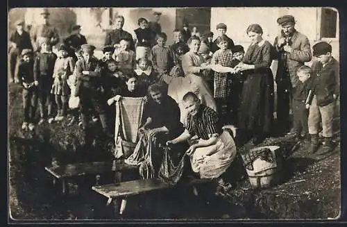 Foto-AK Waschfrauen bei der Arbeit