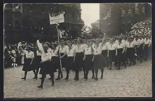 Foto-AK Turnerinnen bei einem Strassenumzug, Sokol