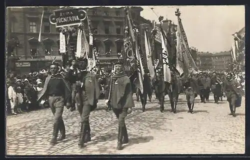 Foto-AK Turner mit Fahnen bei einem Strassenumzug, Sokol