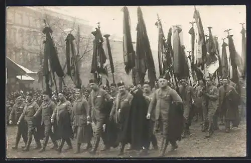 Foto-AK Turner mit Fahnen bei einem Strassenumzug, Sokol