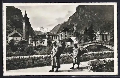 AK Bignasco, Ortspanorama mit Kirche, Brücke und Mädchen mit Kiepen