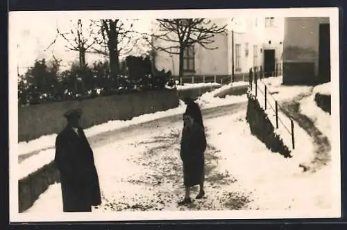 Foto-AK Agra, Drei Fussgänger auf einer verschneiten Strasse, 1929