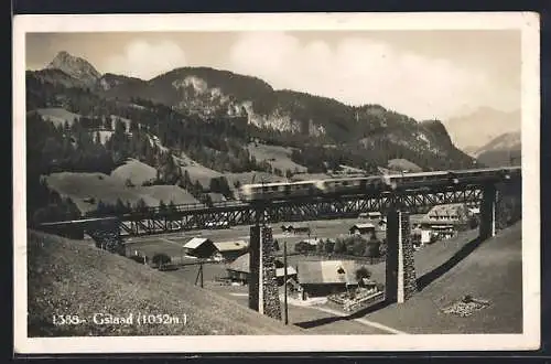 AK Gstaad, Teilansicht mit Eisenbahnbrücke und Bergpanorama, Schnellzug