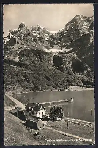 AK Klöntal, Hotel Rhodannenberg am Klöntalersee, Ortsansicht mit Uferstrasse, Bootsanleger und Bergpanorama
