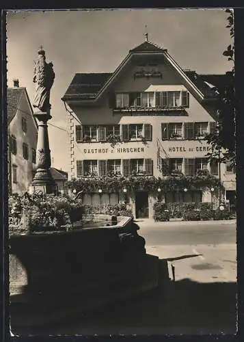 AK Sursee, Hotel Hirschen mit Brunnen und Säulendenkmal