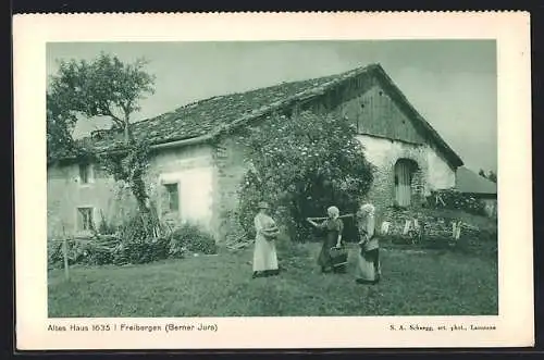 AK Freibergen /Berner Jura, Altes Haus v. 1635, mit Dame und Bäuerinnen