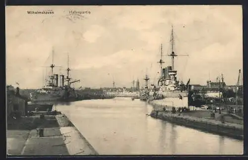 AK Wilhelmshaven, Schiffe im Kriegshafen, Blick zum Dom im Hintergrund
