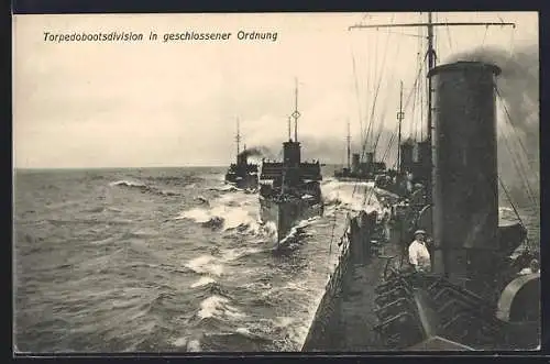 AK Torpedobootsdivision in geschlossener Ordnung auf hoher See