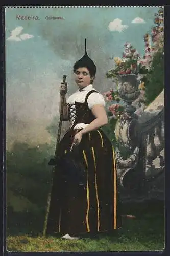AK Madeira, Portugiesische Frau in Tracht mit Stock