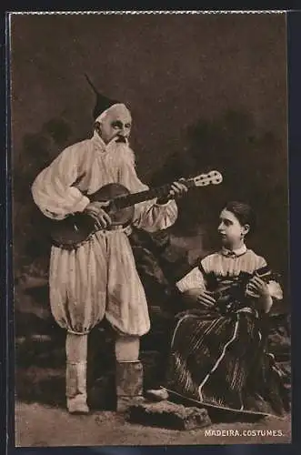 AK Madeira, Paar in Tracht mit Gitarre und Ukulele vor Fotokulisse