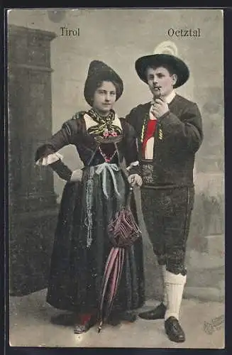 AK Oetztal /Tirol, Paar in Tracht mit Schirm