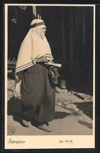 AK Sarajevo, Vollverschleierte Frau auf einer Strasse