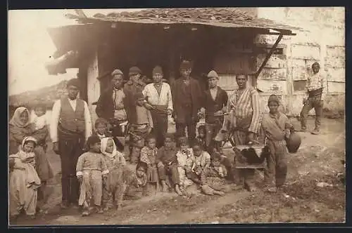 Foto-AK Mazedonische Gruppe mit Kindern vor einer Hütte