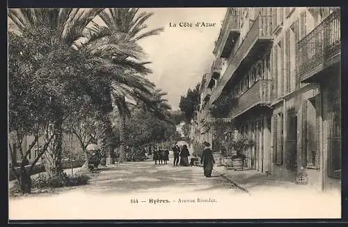 AK Hyères, Avenue Riondet avec palmiers et passants