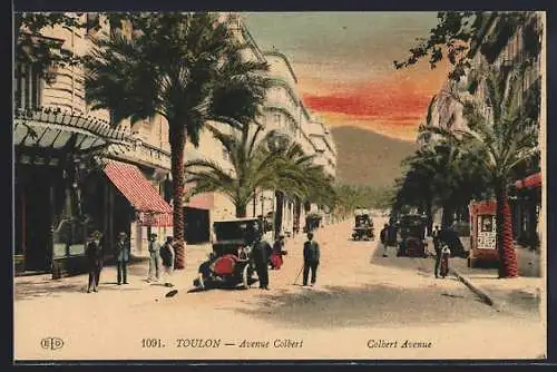 AK Toulon, Avenue Colbert avec passants et palmiers au crépuscule