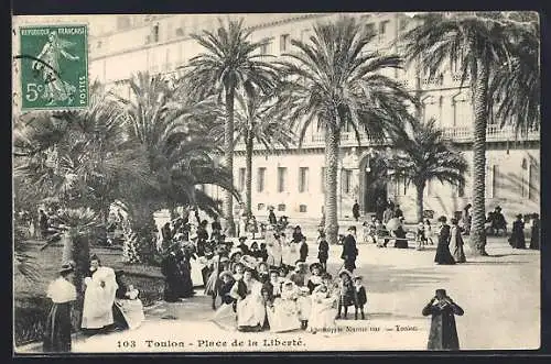 AK Toulon, Place de la Liberté animée avec palmiers et passants