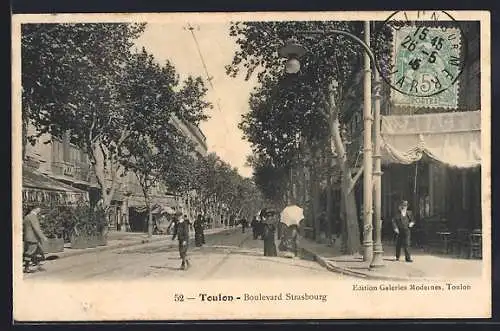 AK Toulon, Boulevard Strasbourg animé avec promeneurs et arbres alignés