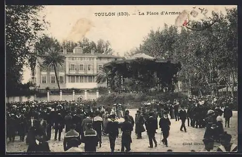 AK Toulon, La Place d`Armes animée avec foule et bâtiments en arrière-plan