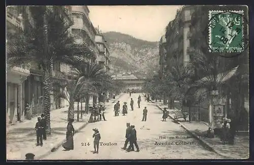 AK Toulon, Avenue Colbert animée avec palmiers et passants