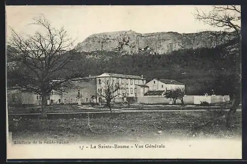 AK Sainte-Baume, Vue générale de l`hôtellerie devant la montagne