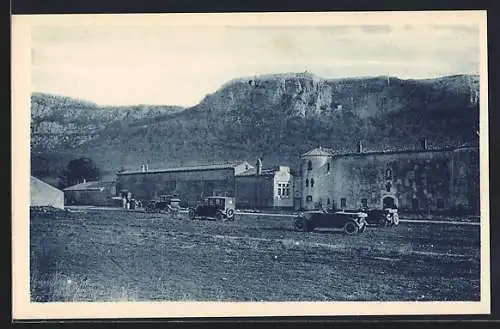 AK Sainte-Baume, Ancienne hostellerie avec voitures anciennes devant la montagne