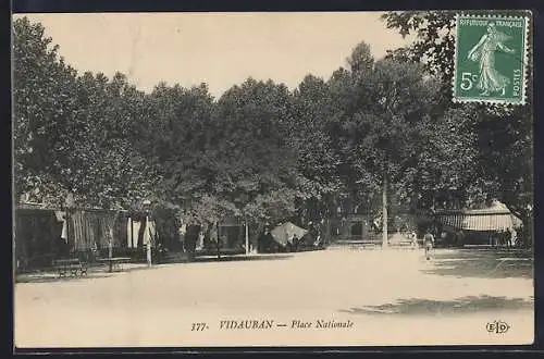 AK Vidauban, Place Nationale et ses arbres majestueux