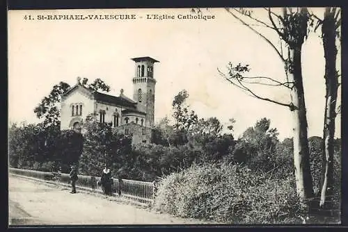 AK Saint-Raphaël-Valescure, L`Église Catholique et son environnement verdoyant
