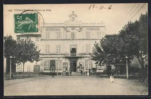 AK Vidauban, L`Hôtel de Ville et la place centrale