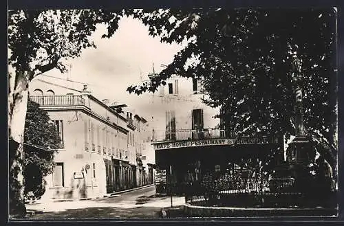 AK Vidauban, Place Clémenceau avec café-hôtel et statue