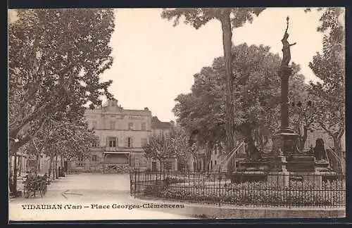 AK Vidauban, Place Georges-Clémenceau et monument au centre de la place