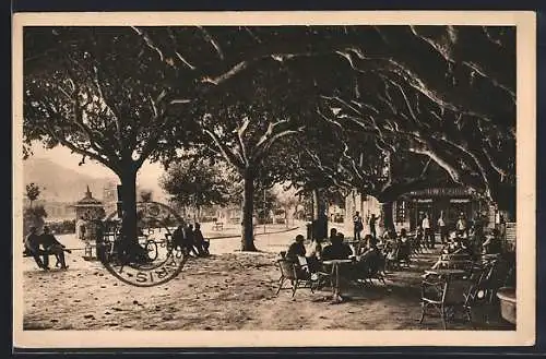 AK Sainte-Maxime, La Place avec terrasse ombragée et café animée