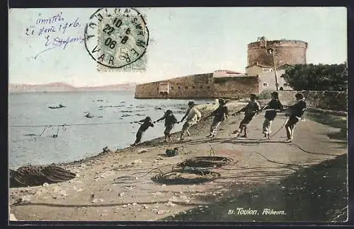 AK Toulon, Pêcheurs tirant les filets sur la plage près de la tour fortifiée