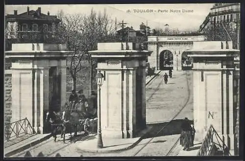 AK Toulon, Porte Notre Dame avec calèche et passants