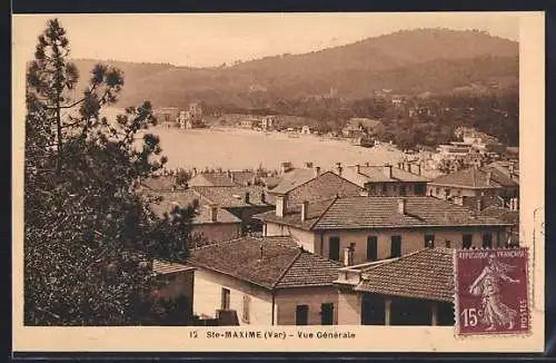 AK Sainte-Maxime, Vue générale sur les toits et la baie en arrière-plan