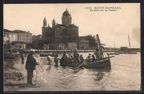 AK Saint-Raphaël, Retour de la pêche devant la basilique et le port