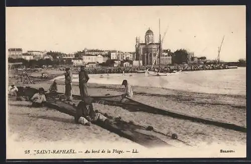 AK Saint-Raphaël, Au bord de la Plage