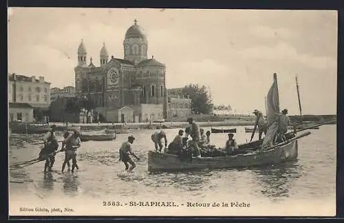 AK Saint-Raphaël, Retour de la pêche devant l`église
