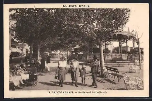 AK Saint-Raphaël, Promenade sur le Boulevard Félix-Martin avec kiosque à musique
