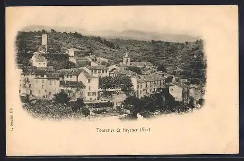 AK Tourrettes-de-Fayence, Vue du village entouré de collines boisées